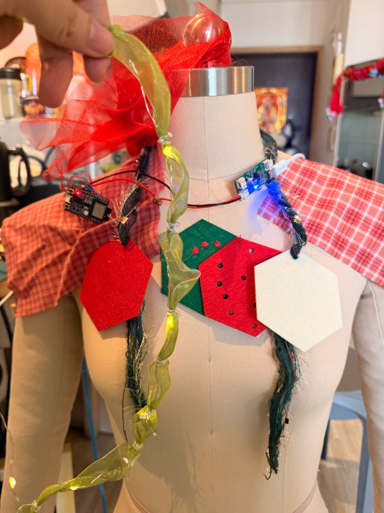 人形台架正面：多块六边形布片与织带组合