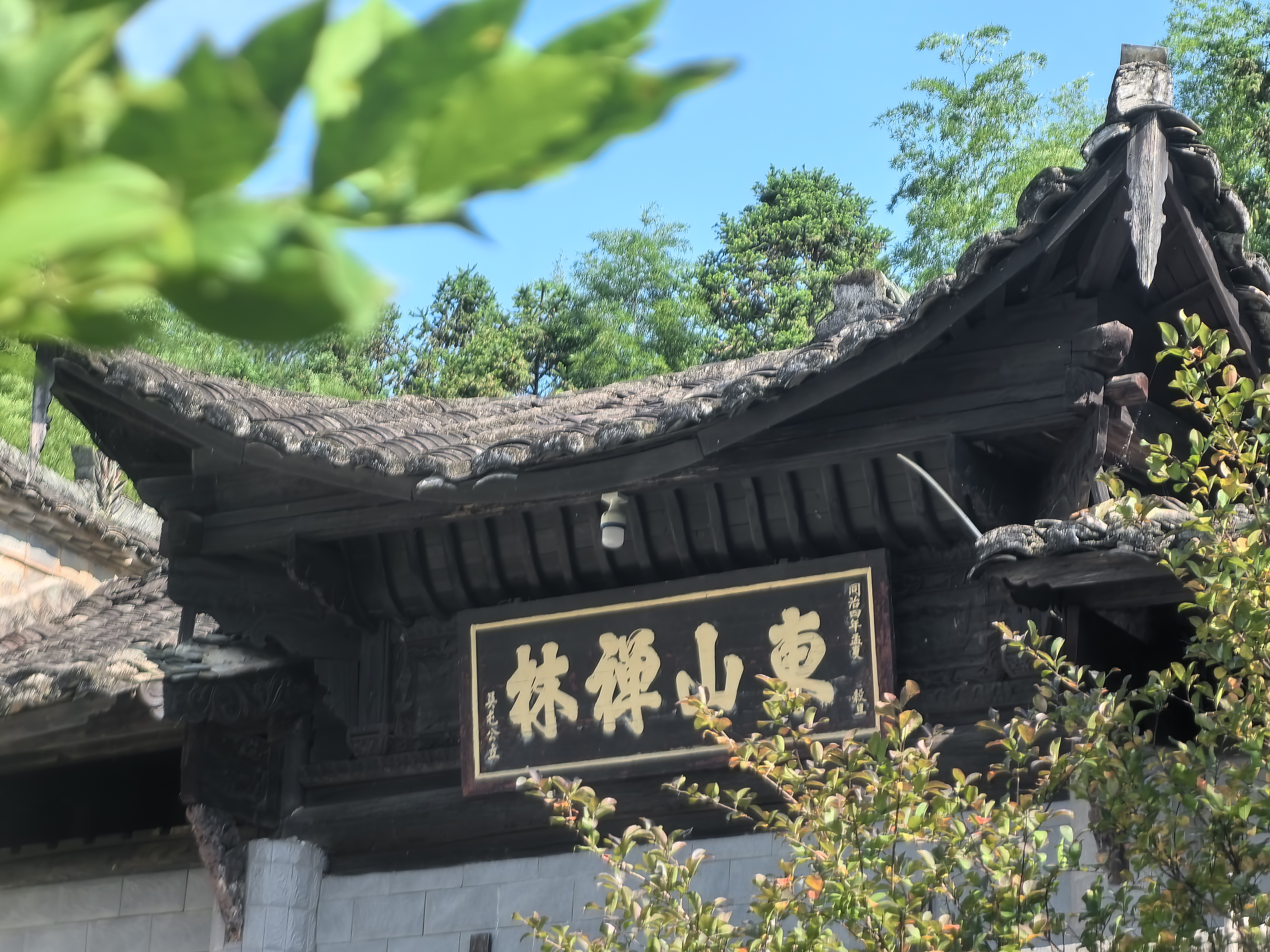 威海内观中心的禅堂，一束光透过窗户洒在静坐的垫子上